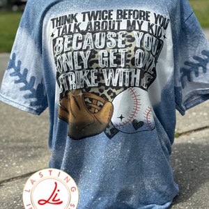 Camiseta descolorida da Baseball Mama/ Pense duas vezes antes de falar sobre meu filho, porque você só tem um strike comigo