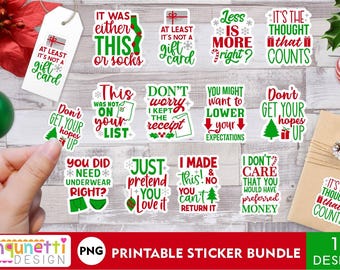 Puede incluir: Un conjunto de 12 pegatinas de Navidad imprimibles con frases divertidas. Las pegatinas presentan un esquema de color rojo y verde con texto blanco. Algunas de las frases incluyen "Es el pensamiento lo que cuenta", "No te hagas ilusiones" y "¿Necesitabas ropa interior, verdad?"