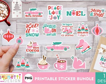 Könnte beinhalten: Ein Set mit 19 druckbaren Weihnachtsaufklebern mit verschiedenen Designs, darunter ein Auto, Ornamente, eine Tasse mit heißer Schokolade und Text wie "Peace on Earth" und "Let it Snow". Die Aufkleber sind in einem rosa und grünen Farbschema gehalten.