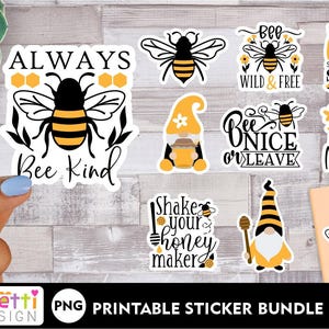 Puede incluir: Un conjunto de 10 pegatinas imprimibles con temática de abejas con varios diseños y lemas. Las pegatinas presentan abejas, panales, gnomos y citas inspiradoras. Algunas de las citas incluyen "Always Bee Kind", "Bee Nice or Leave" y "Shake Your Honey Maker".
