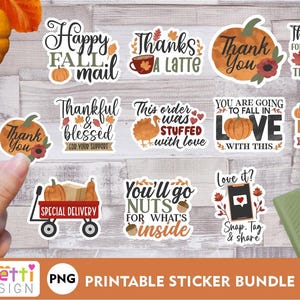 Puede incluir: Un conjunto de 12 pegatinas imprimibles con temática otoñal que presentan varios diseños, incluyendo calabazas, hojas y texto. Las pegatinas incluyen frases como "Happy Fall Mail", "Thanks a Latte", "You'll Go Nuts" y "Hello Pumpkin".