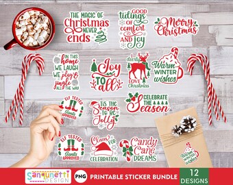 Könnte beinhalten: Eine Sammlung von 12 weihnachtlichen Aufklebern mit festlichen Sätzen wie "Frohe Weihnachten" und "Warm Winter Wishes". Die Aufkleber zeigen rote, grüne und weiße Designs, darunter Zuckerstangen, Rentiere und Stiefel des Weihnachtsmanns. Eine Tasse heiße Schokolade und ein verpacktes Geschenk sind ebenfalls zu sehen.