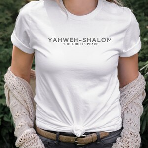 Namen Gottes - Yahweh-Shalom - Der Herr ist Frieden - Schwarze Schrift, Minimalistische christliche T-Shirts