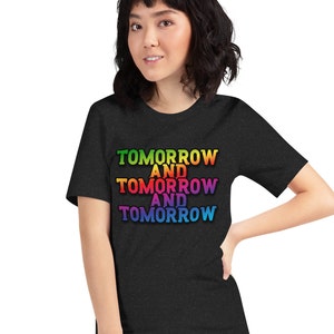 明日と明日と明日 - ガブリエル・ゼヴィンによるユニセックスTシャツ