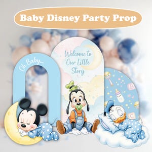 Puede incluir: Accesorio de fiesta Baby Disney con Mickey Mouse, Goofy y Donald Duck. Mickey duerme en una luna creciente, Goofy está sentado con un chupete y Donald duerme en una nube. El texto dice "Oh Baby" y "Welcome to Our Little Story".