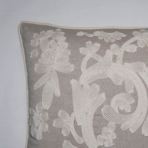 Jakobinisches Floral besticktes Kissen mit Kordelabdrucktechnik.