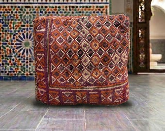 Ein Pouf aus Naturwolle, gewebt von marokkanischen Frauen aus dem Herzen des Atlasgebirges, mit einzigartigen Mustern.