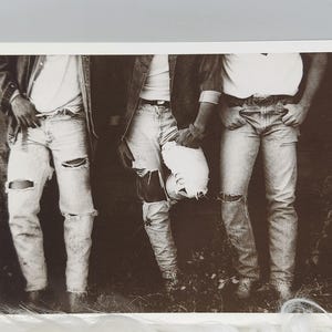 Vintage Novo! 1992 Soho Gallery Homens Gostosos Em Jeans Rasgados Encostados Na Parede Preto & Branco Cartão Postal