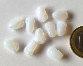 10 tulip-shaped glass beads