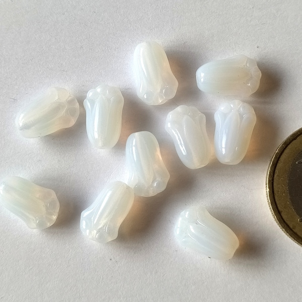 10 tulpenförmige Glasperlen