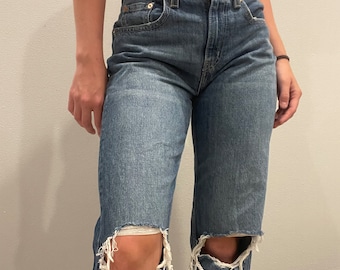 Vintage levi-jeans met rechte pijpen en scheuren