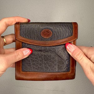 Cartera para tarjetas de crédito plegable de cuero azul marino estilo vintage de Dooney & Bourke