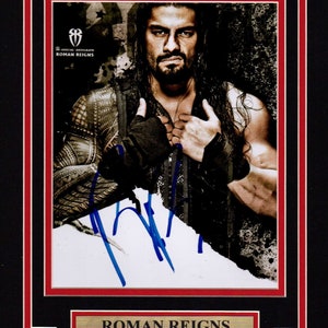WWE ROMAN REIGNS handsigniertes Foto mit Doppelpassepartout und Namensschild