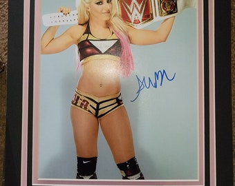 WWE ALEXA BLISS handsigniertes Foto mit Doppelpassepartout und Namensschild