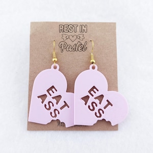 Pendientes rosa pastel "Eat Ass" // Joyería gótica pastel, pendientes originales, pendientes novedosos, pendientes de poder femenino, pendientes atrevidos, pendientes divertidos