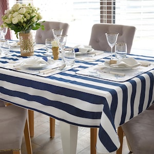 Mantel azul marino elegante de algodón con rayas náuticas. Decoración de mesa polaca hecha a mano para yates y casas costeras.