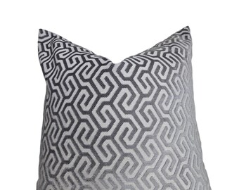 Funda de almohada de terciopelo Schumacher Ming Fret, diseño geométrico plateado, 24 x 24