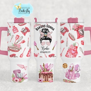 Puede incluir: Un vaso térmico blanco con asa y tapa rosas, con un diseño de utensilios de repostería, delantales y un pastel. La imagen central dice "Bakers Gonna Bake" con la cara de una mujer. El vaso incluye una pajita y el texto "#BAKINGLIFE".
