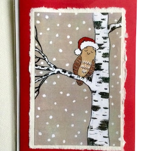 Een uil in de sneeuw, uil en een berk, kerstkaart.