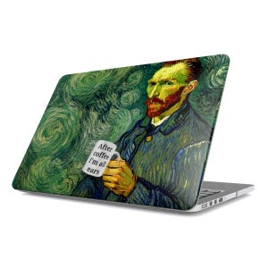 Könnte beinhalten: Laptop-Hülle mit einem Gemälde von Vincent van Gogh, der eine Kaffeetasse hält. Auf der Tasse steht "After coffee I'm all ears". Der Hintergrund ist ein wirbelndes grün-blaues Design, das an "Sternennacht" erinnert.