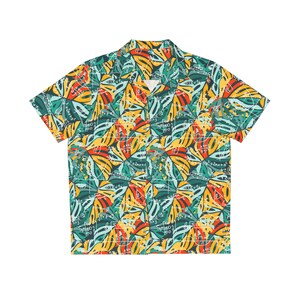 Puede incluir: Una camisa de manga corta con botones y un estampado geométrico colorido. El estampado presenta hojas verdes, amarillas, rojas y blancas con ecuaciones matemáticas escritas en ellas.