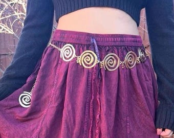 Goudkleurige riem met spiraalvormige bedeltjes en kleine sterretjes of krullen | Boho festival tailleketting | Speelse hippie sieraden | Hemelse riem voor vrouwen