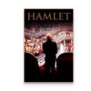 Könnte beinhalten: Ein vertikales Poster mit dem Titel HAMLET in goldener Schrift am oberen Rand. Das Bild zeigt die Silhouette einer Person in einem dunklen Anzug im Vordergrund, die auf ein hell erleuchtetes, verziertes Theaterinnere voller Menschen blickt.