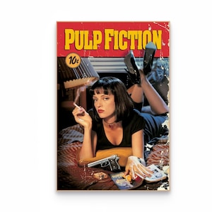 以下が含まれることがあります： 黄色い文字でPULP FICTIONと書かれた長方形のポスター。黒いボブヘアの人物がベッドに横たわり、タバコを持っている。ベッドの上には拳銃と本が置かれている。画像はヴィンテージのコミックブックのような風合いで、全体的にかすれた質感が表現されている。