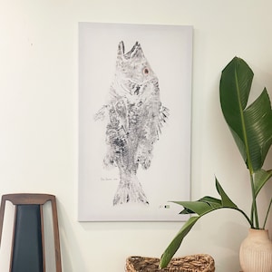 Op de afbeelding: Zwart-witte inkttekening van een vis op een wit canvas met de handtekening en datum van de kunstenaar linksonder.