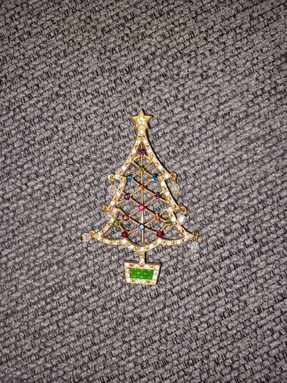 Avon Christmas tree pin