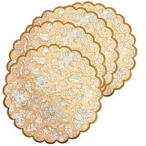 Peut inclure: Plusieurs sets de sets de table beiges à bords festonnés, ornés d'un motif floral blanc. Les sets de table ont une bordure dorée. Le design présente des éléments botaniques détaillés, créant une esthétique élégante.