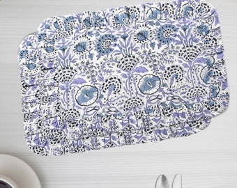 Indigoblauwe handgeblokte katoenen tafelmatten met ruches, set van 4 – Boho-bloemenplacemats voor eettafel, bruiloft, feest en boerderijdecor