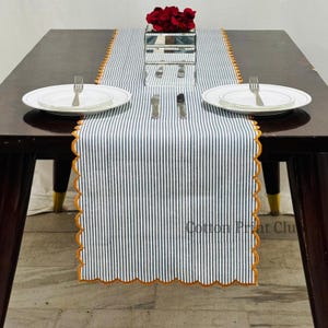 Blau Gestreifter Baumwoll-Tischläufer mit Gelber Stickerei, Handbedruckter Tischläufer mit Gewelltem Rand, Boho Farmhouse Oster-