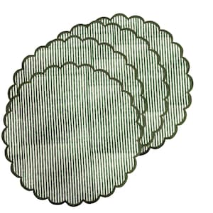 Op de afbeelding: Een stapel van vijf placemats met geschulpte randen. Elke placemat heeft een witte achtergrond met verticale donkergroene strepen. De randen zijn donkergroen omlijnd. De placemats zijn licht overlappend gerangschikt.
