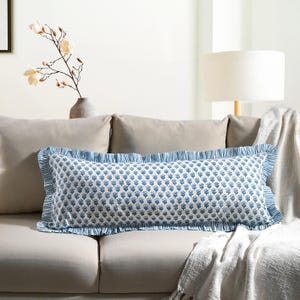 Apatitblaue Lendenkissenhülle 14x36 mit Rüschen, Handbedruckte Baumwolle Boho Blumen Extra Langes Nackenrollen Kissen, Landhaus Sofa Deko