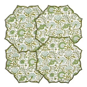 Puede incluir: Cuatro manteles individuales blancos con un estampado floral verde y bordes festoneados. Los manteles individuales presentan un diseño repetido de flores y follaje estilizados en tonos verdes y oliva. Los bordes están ribeteados con un borde verde oscuro.