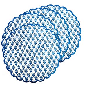 Peut inclure: Ensemble de six sets de table blancs avec un motif floral bleu et des bords festonnés. Le motif floral bleu est répété sur la surface de chaque set de table. Les bords sont bordés d'une bordure bleue unie.