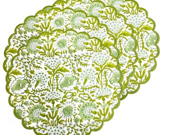 Smaragdgroene Geborduurde Schaalvormige Ronde Placemat Set van 4 – Katoenen Handbedrukte Tafelmatten, Boho Bloemen Ontwerp voor