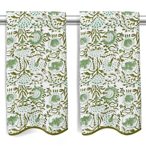 Puede incluir: Dos paños de cocina blancos con un estampado floral verde colgados de una barra plateada. Las toallas tienen un diseño repetido de flores y hojas estilizadas en tonos verdes. Los bordes de las toallas tienen un borde verde.