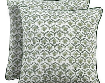 Può includere: Due cuscini decorativi con motivo verde e bianco e bordo verde scuro.