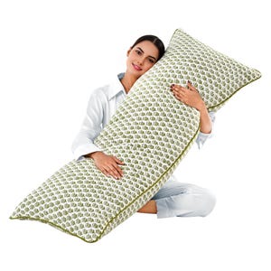 Peut inclure: Un long oreiller de corps rectangulaire avec un fond blanc et un motif vert répétitif. L'oreiller a une bordure verte. L'oreiller est conçu pour le confort et le soutien.