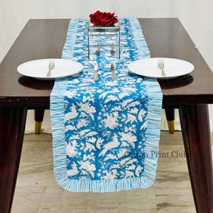 Chemin de Table en Coton Bleu Saphir à Volants – Imprimé Floral Boho à la Main, Décor de Table Campagne, Centre de Table pour Pâques