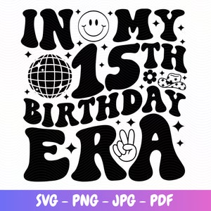 以下が含まれることがあります： レトロなフォントで「In My 15th Birthday Era」というテキストが書かれた白黒のグラフィックデザイン。デザインには、ディスコボール、ピースサイン、スマイリーフェイス、花が含まれています。