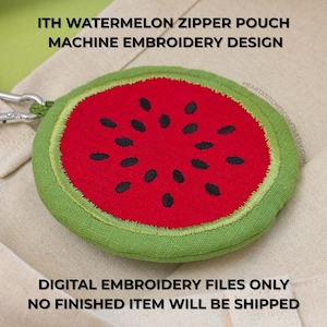 Puede incluir: Un estuche redondo con cremallera y diseño de sandía, centro rojo, semillas negras y corteza verde. El texto dice: ITH WATERMELON ZIPPER POUCH MACHINE EMBROIDERY DESIGN. DIGITAL EMBROIDERY FILES ONLY NO FINISHED ITEM WILL BE SHIPPED.