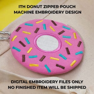 Puede incluir: Un estuche redondo con cremallera en forma de dónut rosa con virutas bordadas en amarillo, marrón y turquesa y un centro blanco. El texto dice: ITH DONUT ZIPPER POUCH MACHINE EMBROIDERY DESIGN. DIGITAL EMBROIDERY FILES ONLY NO FINISHED ITEM WILL BE SHIPPED.