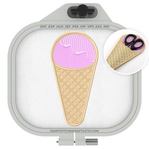 Könnte beinhalten: Ein Stickdesign mit einem rosa Eis in einer Waffel, in einem Rahmen. Ein kleineres Bild eines Scherenhalters befindet sich in der Ecke. Der Text lautet: .DST.EXP...HEARTSTITCHESCRAFTS.ETSY.COM.