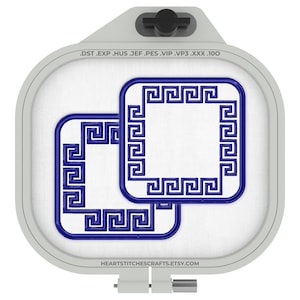 以下が含まれることがあります： 青いギリシャキーのボーダーが付いた2つの正方形の刺繍デザインが、白い刺繍枠の中に表示されています。 デザインは白い布の背景にあります。 テキスト「HEARTSTITCHESCRAFTS.ETSY.COM」が一番下にあります。