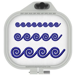 Puede incluir: Un bastidor de bordado muestra tres filas de diseños de olas azules. La fila superior tiene olas pequeñas, la fila del medio tiene olas medianas y la fila inferior tiene olas grandes. El texto "HEARTSTITCHESCRFTS.ETSY.COM" está en la parte inferior.