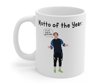 „Alles nur Mist – lass es fließen“-Tasse mit Jamie-Tartt-Zitat und Jahresmotto-Banner – lustige Fan-Kaffeetasse für TV-, Fußball- und Comedy-Fans
