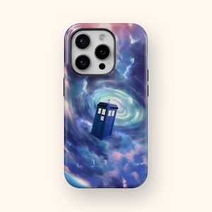 Może przedstawiać: Niebieskie etui na telefon z wirującym wzorem galaktyki i niebieską budką policyjną w środku.